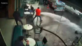 İstanbul'da şov yapayım derken çay içen müşterileri tazyikli suyla ıslattı