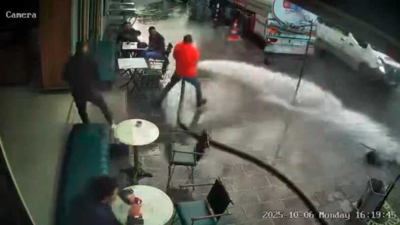 İstanbul'da şov yapayım derken çay içen müşterileri tazyikli suyla ıslattı