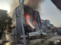 Kocaeli'de parfüm deposunda çıkan yangına müdahale ediliyor