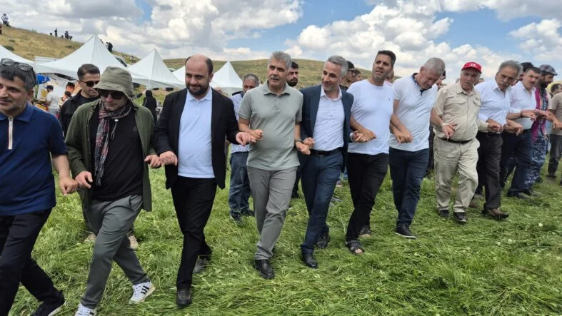 Bingöl’de Çotla Festivali’nde Vali Çelik Ata Bindi, Tırpanla Ot Biçti